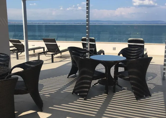 Golden Sea View Penthouse 公寓